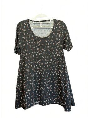LuLaRoe Perfect T Black Short Sleeve Scoop Neck Floral Tunic - XS runs big